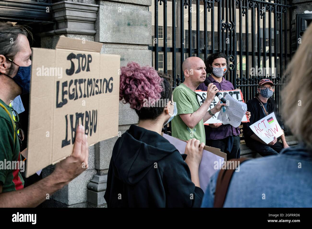 Paul Murphy von People Before Profit spricht während der Demonstration.EINE Gruppe von Protestierenden versammelten sich vor dem Leinster House, dem irischen parlament, In Dublin wird das Land aus Solidarität mit dem afghanischen Volk und der Aufforderung an die irische Regierung, die Zahl der Flüchtlinge zu erhöhen, die das Land zugesagt hat, Visa zu gewähren, die derzeit für knapp 200 Personen vorgeschlagen werden. Die Demonstration wurde von der United Against Racism Group organisiert und wurde von anderen Aktivisten und Gruppen wie ROSA und Le Chéile begleitet und von dem Sprecher Paul Murphy, TD, unter anderem für People Before Profit angesprochen. Stockfoto