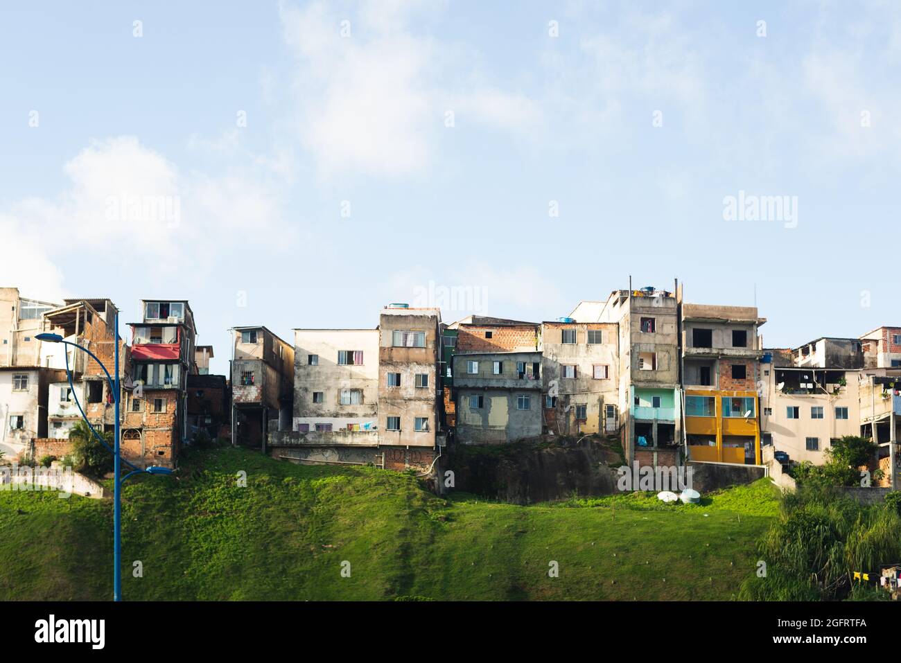 Salvador, Bahia, Brasilien - 06. Juni 2021: Stadtansicht der ärmsten Viertel von Salvador. Haus auf dem Hügel und zusammengedrängt. Stockfoto