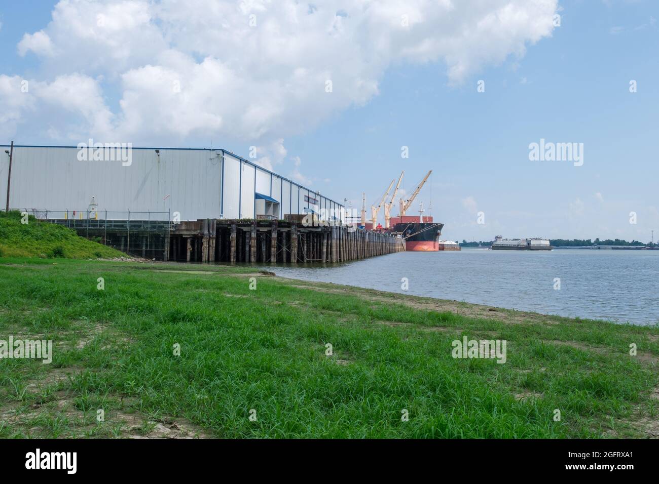 NEW ORLEANS, LA, USA - 25. AUGUST 2021: Henry Clay Avenue Wharf am Mississippi River Stockfoto