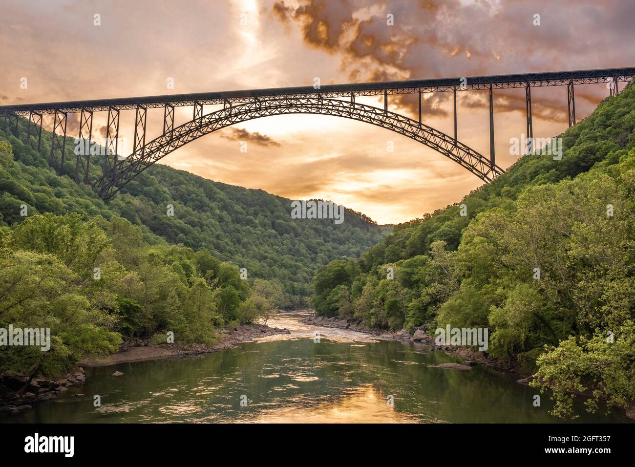 New River Gorge National Park, West Virginia. Sonnenuntergang an der New River Gorge Bridge, US Highway 19. Stockfoto