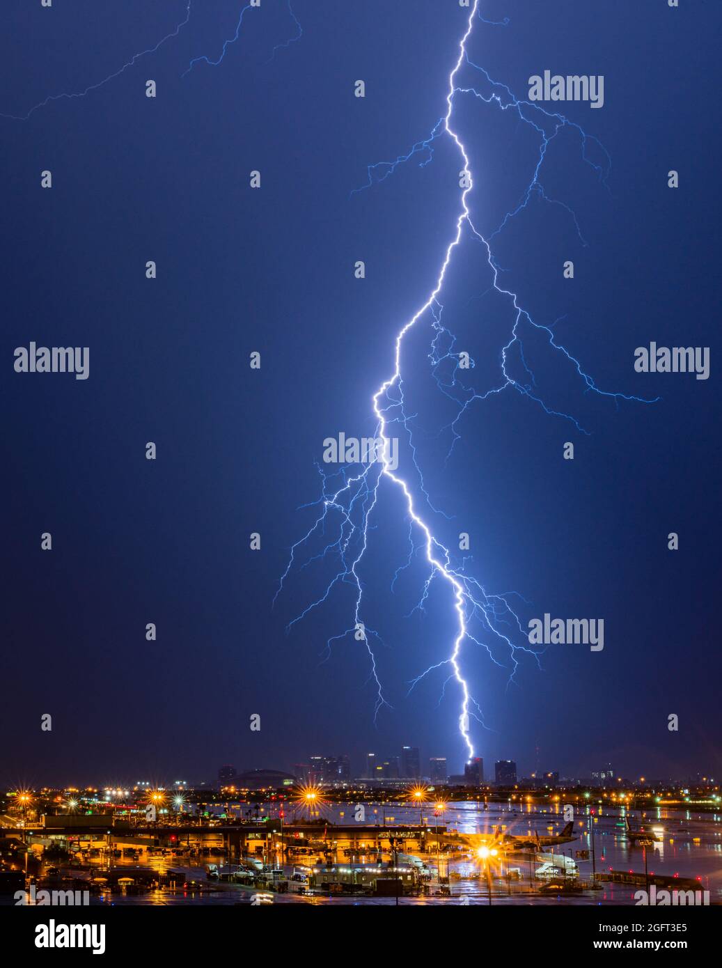 Blitz über der Skyline von Downtown Phoenix, Arizona Stockfoto