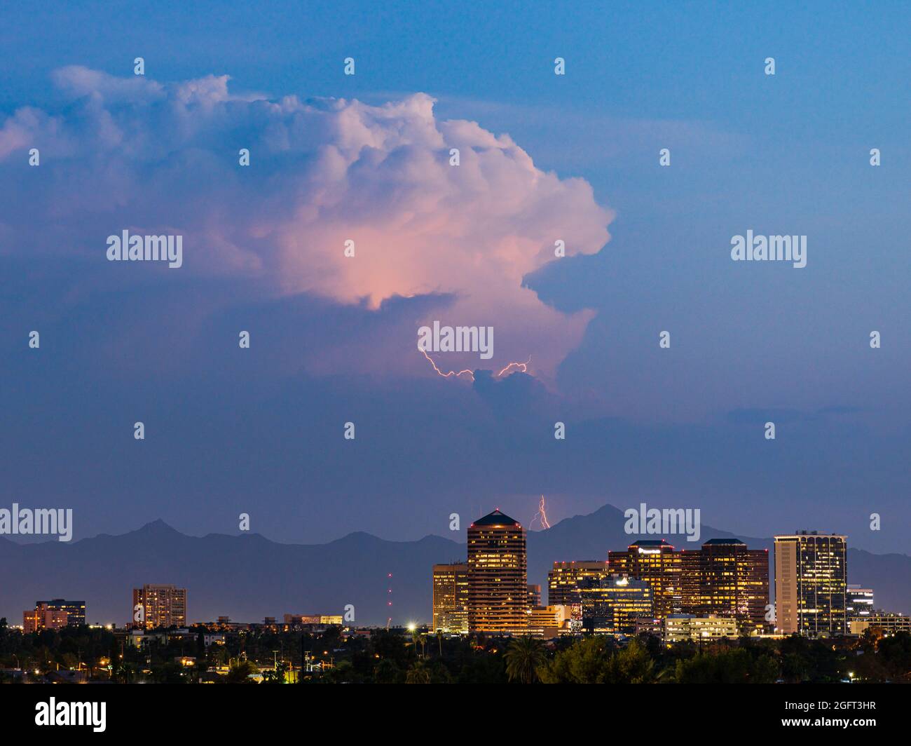 Entferntes Monsun-Gewitter über der Skyline von Phoenix, Arizona Stockfoto