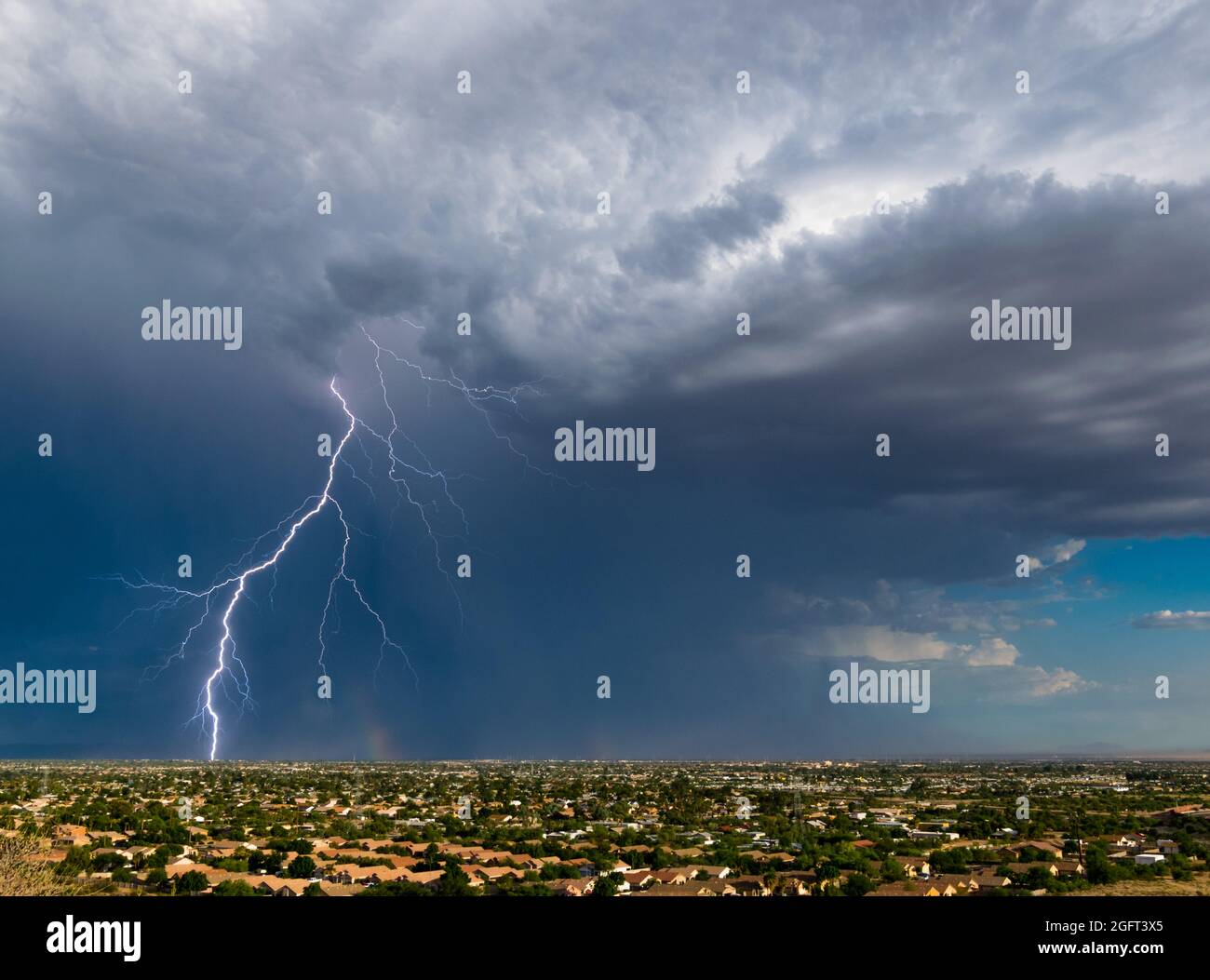 Blitzschlag am Tag über den Vororten von Phoenix Stockfoto