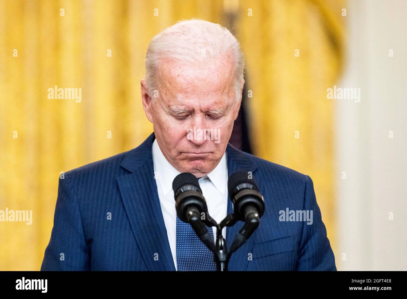 26. August 2021, Washington, District of Columbia, USA: Präsident JOE BIDEN beobachtet einen Moment des Schweigens für die Opfer des Terroranschlags auf dem Hamid Karzai International Airport in Kabul, Afghanistan, für die US-Dienstmitglieder und die bei dem Angriff getöteten und verletzten afghanischen Opfer. Bei dem Angriff starben 12 US-Dienstmitglieder und 15 Verletzte sowie viele afghanische Opfer. (Bild: © Michael Brochstein/ZUMA Press Wire) Stockfoto