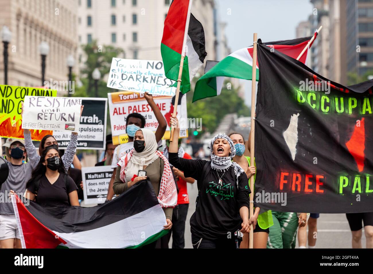 Washington, DC, USA, 26. August 2021. Im Bild: Demonstranten marschieren während eines Protestes gegen den Besuch des israelischen Premierministers Naftali Bennett im Weißen Haus in die Innenstadt. Die Demonstranten fordern, dass die USA Israel für seine anhaltenden Angriffe auf Palästinenser, einschließlich Kinder, und die andauernde Entfernung von Palästinensern aus ihren Häusern sanktionieren. Als die Kundgebung begann, befahlen Beamte des Geheimdienstes Demonstranten aus dem Lafayette Park. Der Befehl ist höchst ungewöhnlich, da der Geheimdienst jeden Tag Proteste im Park zulässt. Kredit: Allison Bailey / Alamy Live Nachrichten Stockfoto