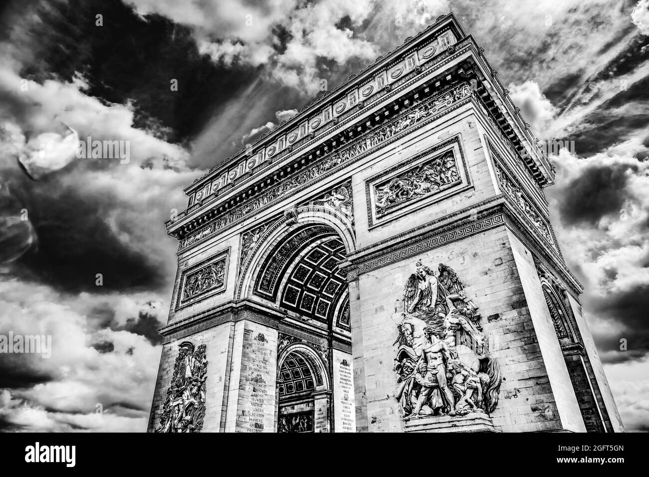 Schwarzer weißer Triumphbogen Place Charles de Gaulle Paris Frankreich. Bis zu den Champs Elysees, dem Ort des französischen Unkown-Soldaten. Ehrt diejenigen, die in Rev gekämpft haben Stockfoto