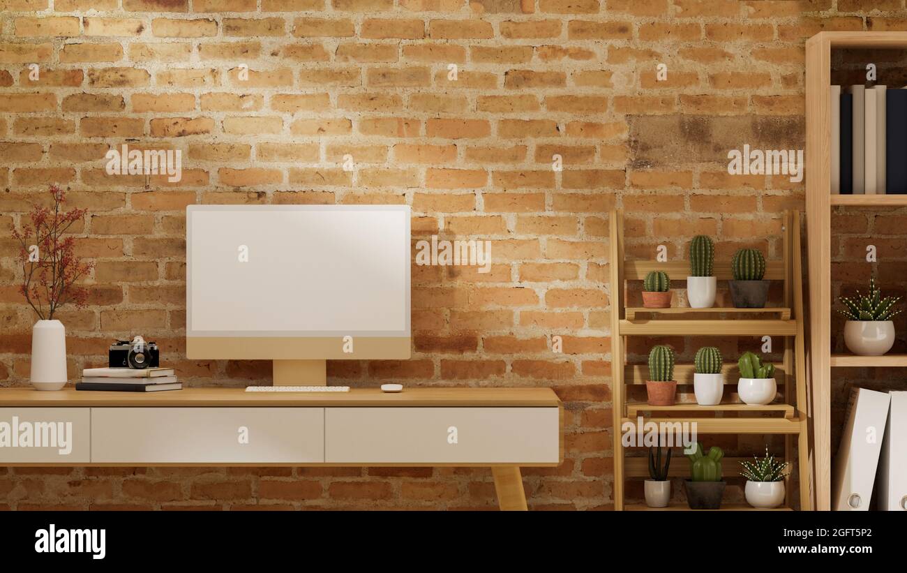 Stilvolles Home Office mit Computer in leerem Monitor-Mockup auf Holzschreibtisch mit Schubladen, Kaktus auf Holzregal, Bücherregal, rote Ziegelwand, 3d-Rendering, Stockfoto