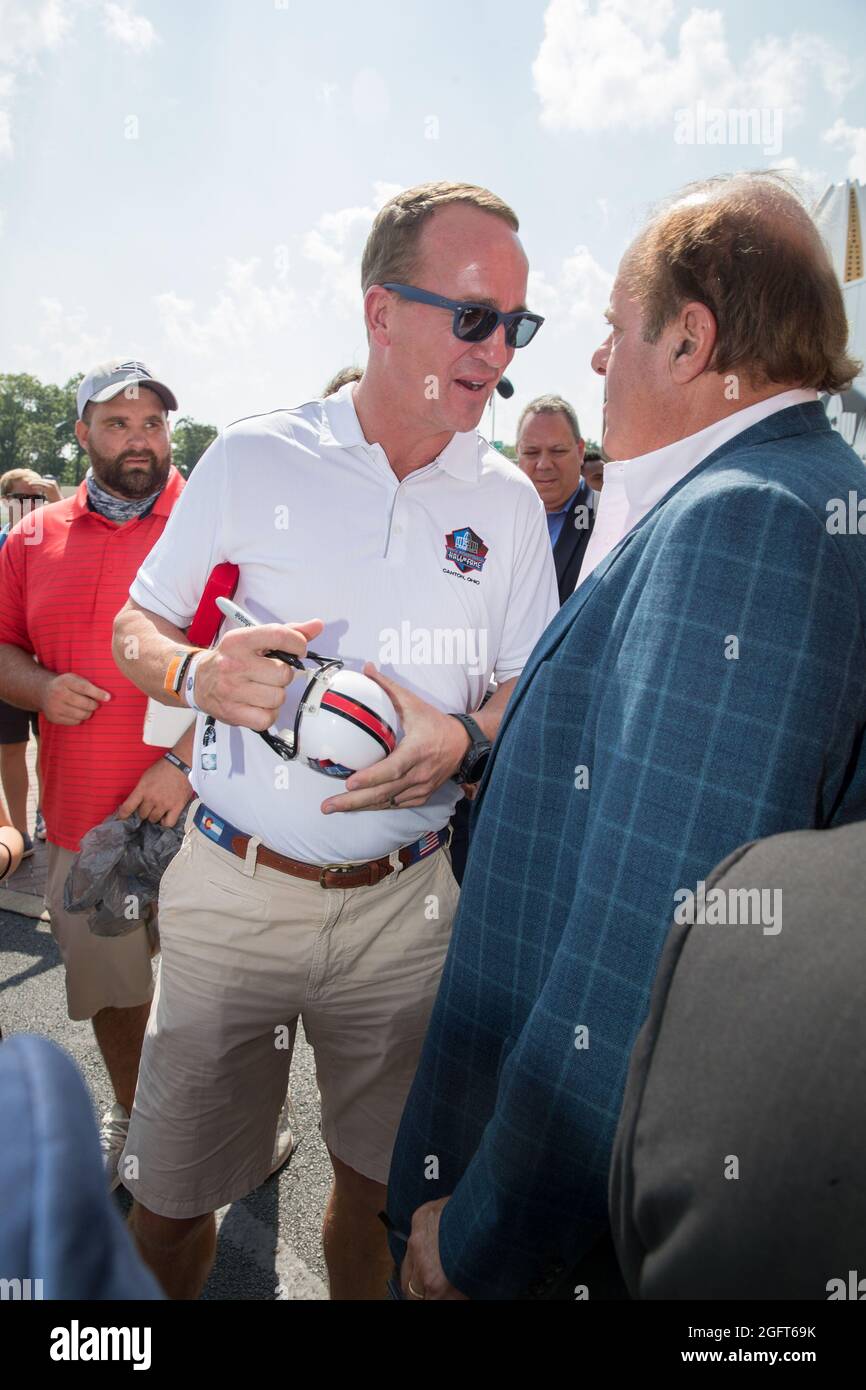 Pro Football Hall of Famer Peyton Manning hat ein Gespräch mit ESPN-Moderator Chris Berman Pro Football Hall of Fame, Freitag, 6. August 2021, in Canton, Ohio. (Max Siker/Image of Sport) Stockfoto