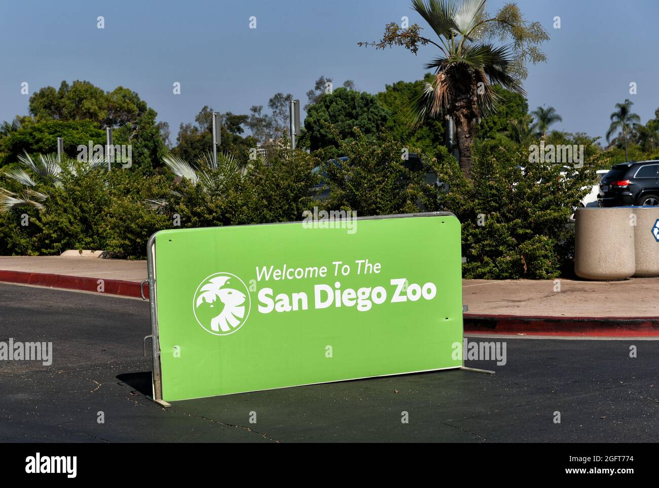 SAN DIEGO , KALIFORNIEN - 25 AUG 2021: Parkplatz Willkommensschild am San Diego Zoo im Balboa Park. Stockfoto