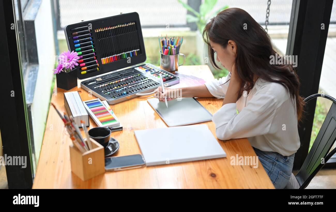 Künstlerin Skizziert Bild-Layout Auf Digitalen Tablet Vor Zeichnen Auf  Leinwand Poster Im Studio, Farbstoffe Auf Holztisch Stockfotografie - Alamy