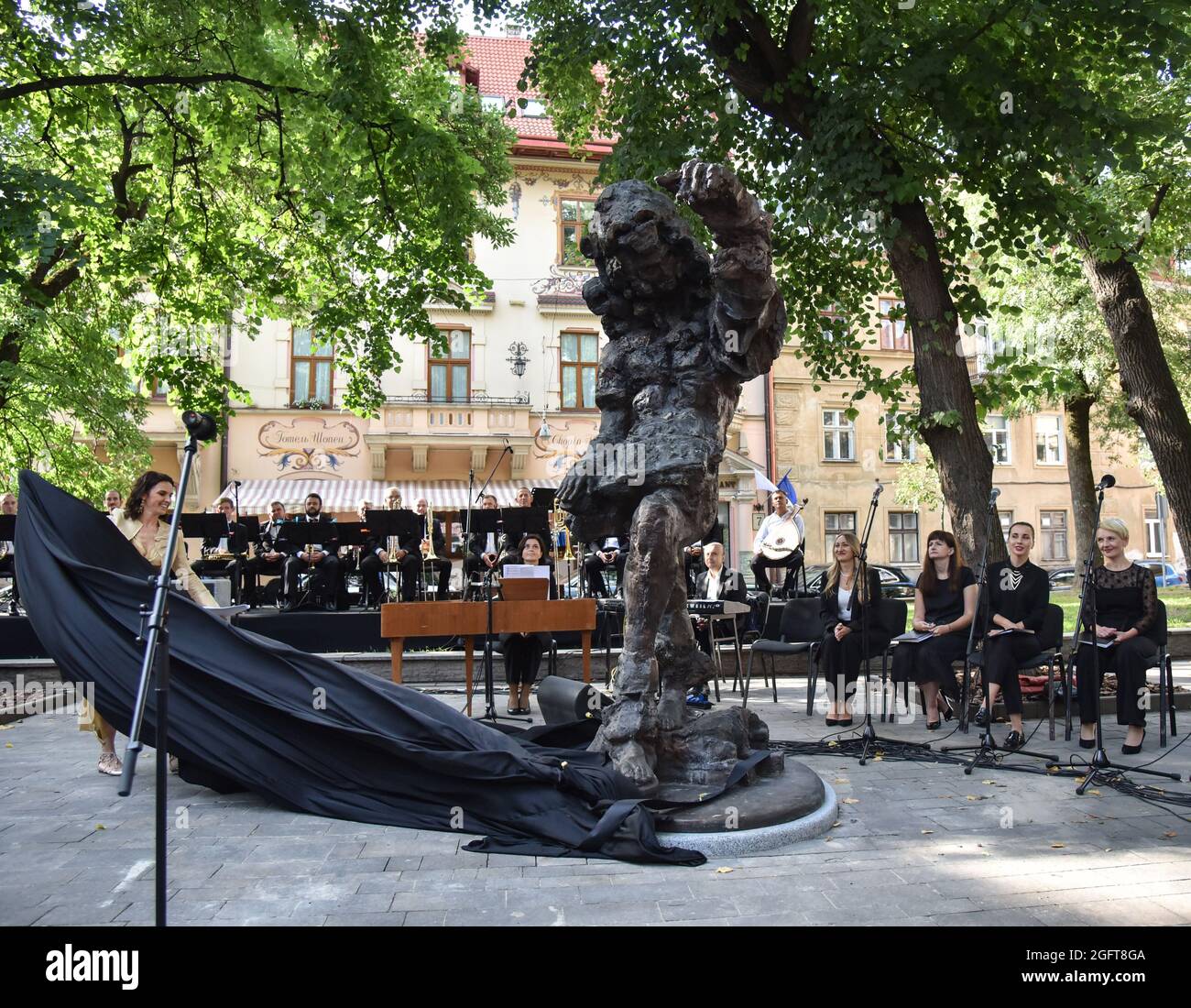 Lviv, Ukraine. August 2021. Die berühmte Dirigentin Oksa Lyniv entfernt bei der Enthüllung ein schwarzes Tuch aus einer Skulptur von Franz Xaver Mozart. In Lviv hat das 5. Internationale Festival der klassischen Musik LvivMozArt begonnen. Anlässlich des 230-jährigen Bestehens von Franz Xaver Mozart (Komponist, Musiker von Lemberg und Inspirator des Festivals) wurde seine allegorische Skulptur in der Stadt installiert. Das Denkmal für den Komponisten wurde vom österreichischen Bildhauer Sebastian Schweikert geschaffen. Kredit: SOPA Images Limited/Alamy Live Nachrichten Stockfoto