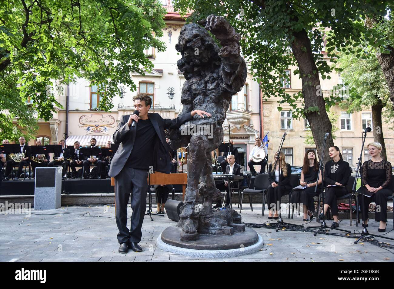 Lviv, Ukraine. August 2021. Der österreichische Bildhauer Sebastian Schweikert spricht während der Enthüllung einer Skulptur von Franz Xaver Mozart in Lemberg. In Lviv hat das 5. Internationale Festival der klassischen Musik LvivMozArt begonnen. Anlässlich des 230-jährigen Bestehens von Franz Xaver Mozart (Komponist, Musiker von Lemberg und Inspirator des Festivals) wurde seine allegorische Skulptur in der Stadt installiert. Das Denkmal für den Komponisten wurde vom österreichischen Bildhauer Sebastian Schweikert geschaffen. Kredit: SOPA Images Limited/Alamy Live Nachrichten Stockfoto