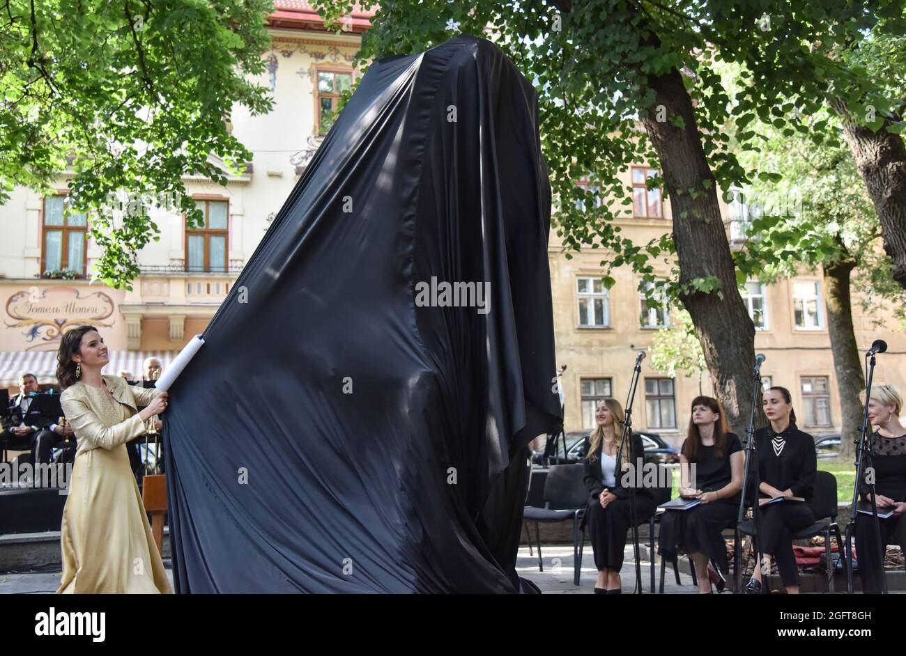 Lviv, Ukraine. August 2021. Die berühmte Dirigentin Oksa Lyniv entfernt bei  der Enthüllung ein schwarzes Tuch aus einer Skulptur von Franz Xaver  Mozart. In Lviv hat das 5. Internationale Festival der klassischen