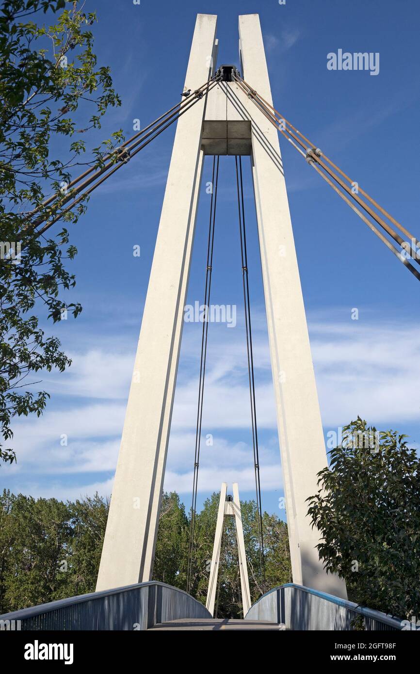 Die Eric Harvie Brücke über den Bow River verbindet die Parks Sue Higgins und Carburn im Südosten von Calgary. Stockfoto