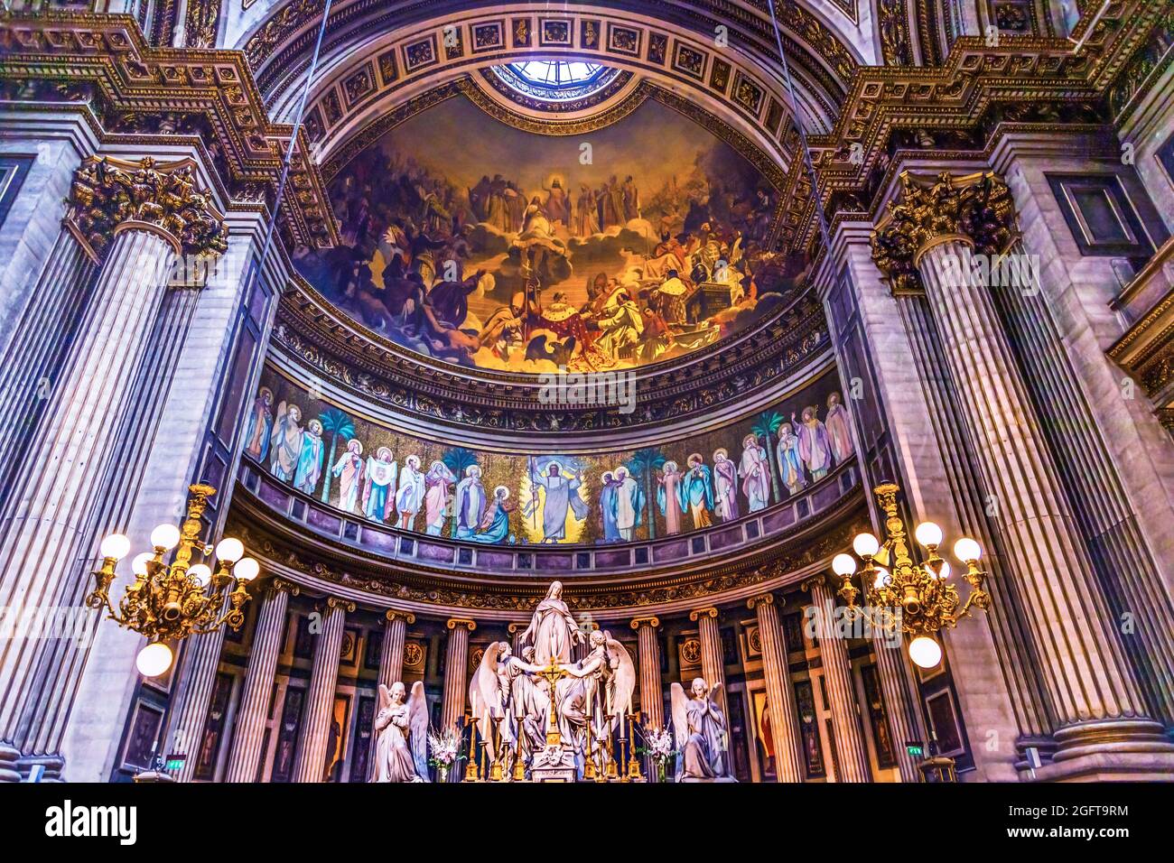 Mary Madeleine Angels Statuen Altar Kuppel Gemälde La Madeleine Kirche Paris Frankreich. Die katholische Kirche wurde im 19. Jahrhundert als Tempel der Ehre Napoleons errichtet Stockfoto