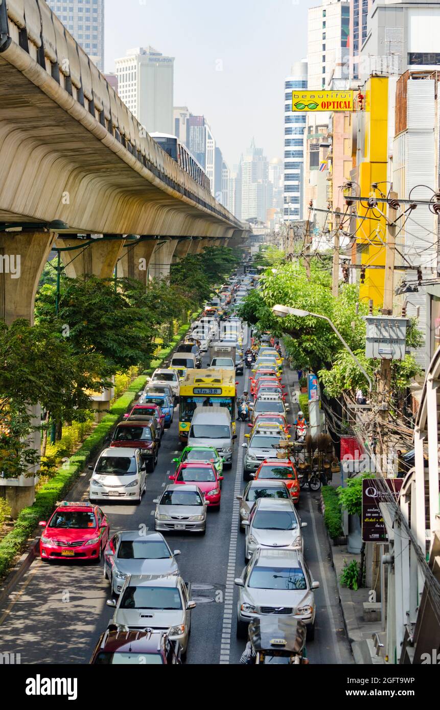 Morgendliche Rush Hour auf der Sukhumvit Road Bangkok Thailand Stockfoto