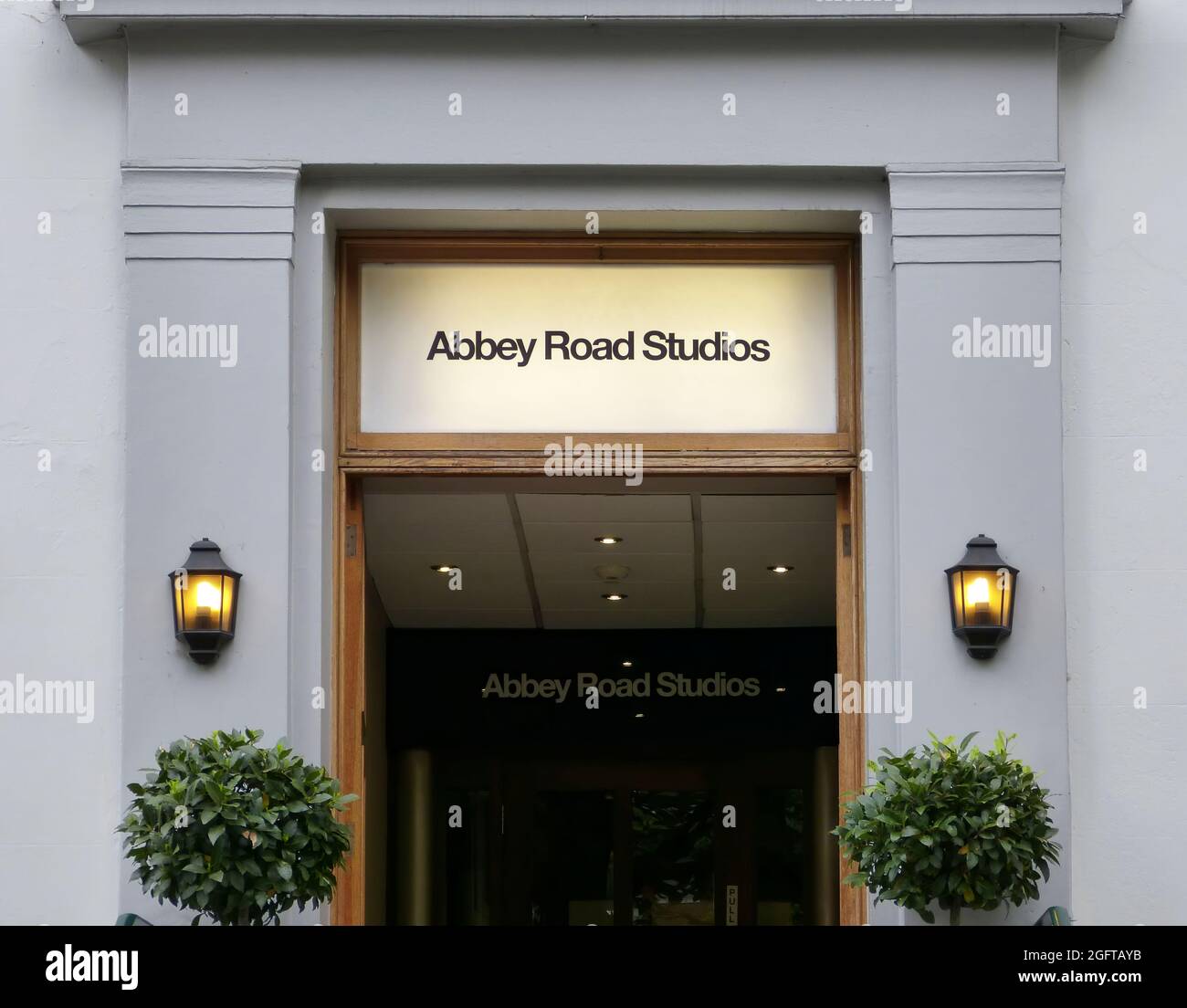 London, Großbritannien - 30. Juni 2014: Abbey Road Aufnahmestudios. In Abbey Road wurden die berühmtesten Schallplatten der Geschichte der modernen Musik gemacht. Stockfoto