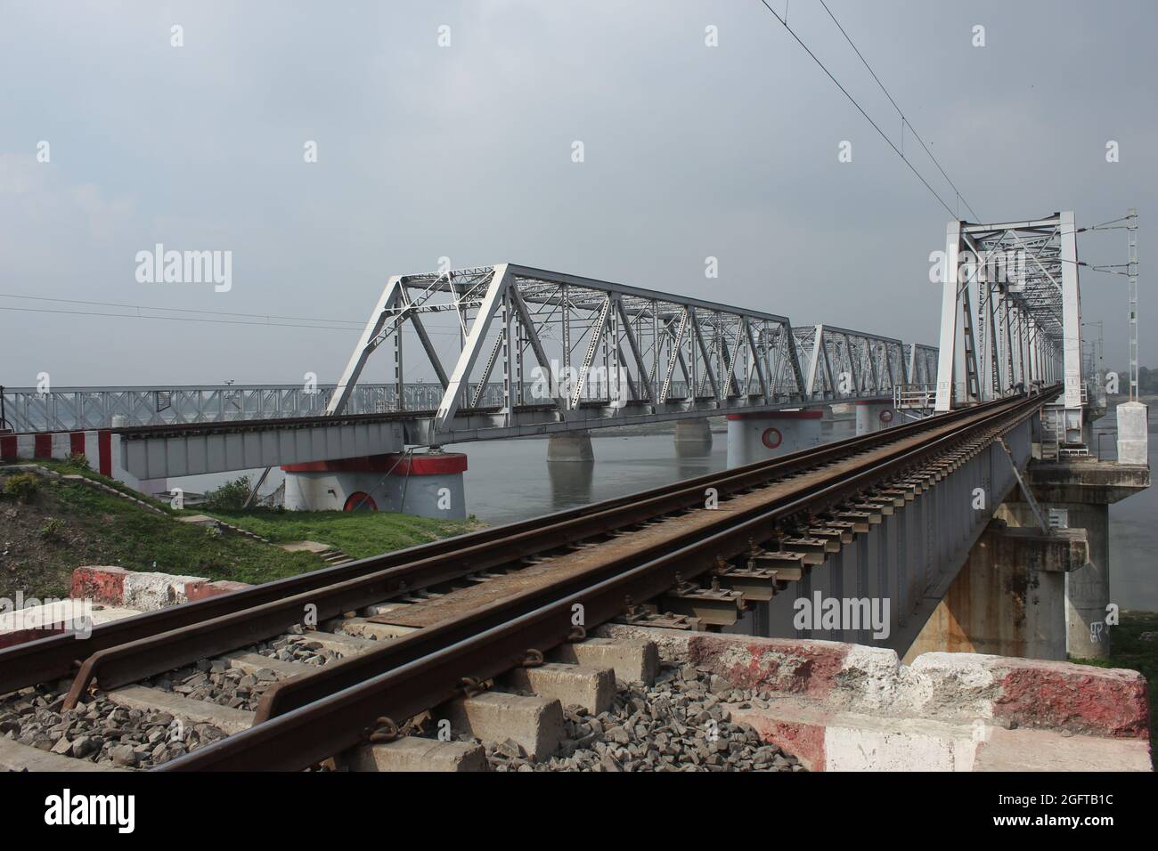 Die Brücke der Indian Railways in Bihar und Eisenbahner, die auf der Strecke arbeiten. Stockfoto