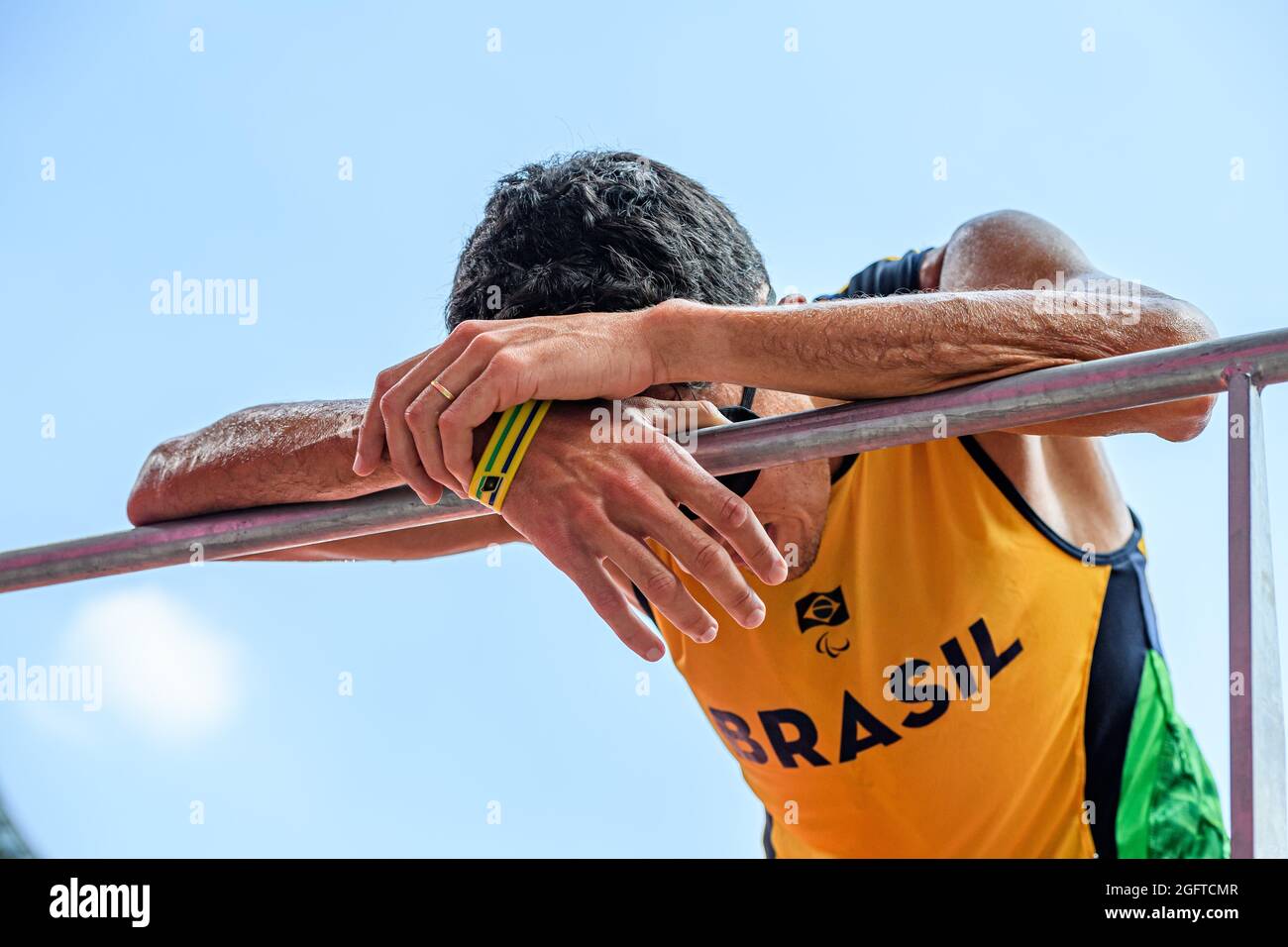 TOKIO, JAPAN. August 2021. Yeltsin Jacques (BRA) gewann am Freitag, den 27. August 2021 in TOKIO, JAPAN, das Gold für das Finale der Männer über 5000 m - T11 bei den Leichtathletik-Vorläufen und den Finals der Paralympischen Spiele von Tokio 2020 im Olympiastadion. Kredit: Taka G Wu/Alamy Live Nachrichten Stockfoto