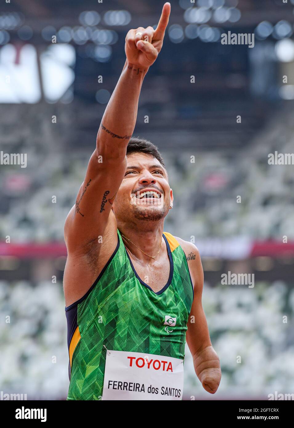TOKIO, JAPAN. August 2021. Petrucio Ferreira des Santos (BRA) tritt am Freitag, den 27. August 2021 in TOKIO, JAPAN, in menÕs 100m - T47 bei den Leichtathletik-Vorläufen und Finals der Paralympischen Spiele von Tokio 2020 im Olympiastadion an. Kredit: Taka G Wu/Alamy Live Nachrichten Stockfoto