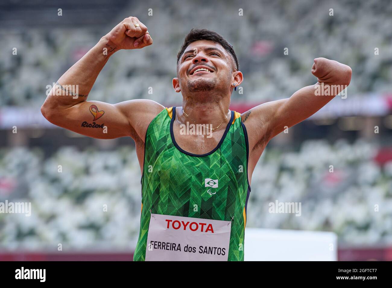 TOKIO, JAPAN. August 2021. Petrucio Ferreira des Santos (BRA) tritt am Freitag, den 27. August 2021 in TOKIO, JAPAN, in menÕs 100m - T47 bei den Leichtathletik-Vorläufen und Finals der Paralympischen Spiele von Tokio 2020 im Olympiastadion an. Kredit: Taka G Wu/Alamy Live Nachrichten Stockfoto
