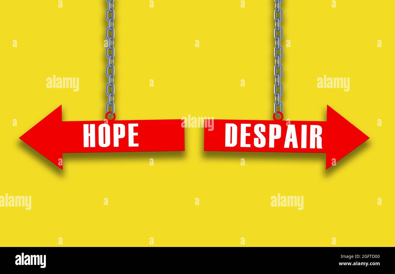 Hoffnung oder Verzweiflung Konzept mit roten Pfeil hängen mit Metallkette auf gelbem Hintergrund. Stockfoto