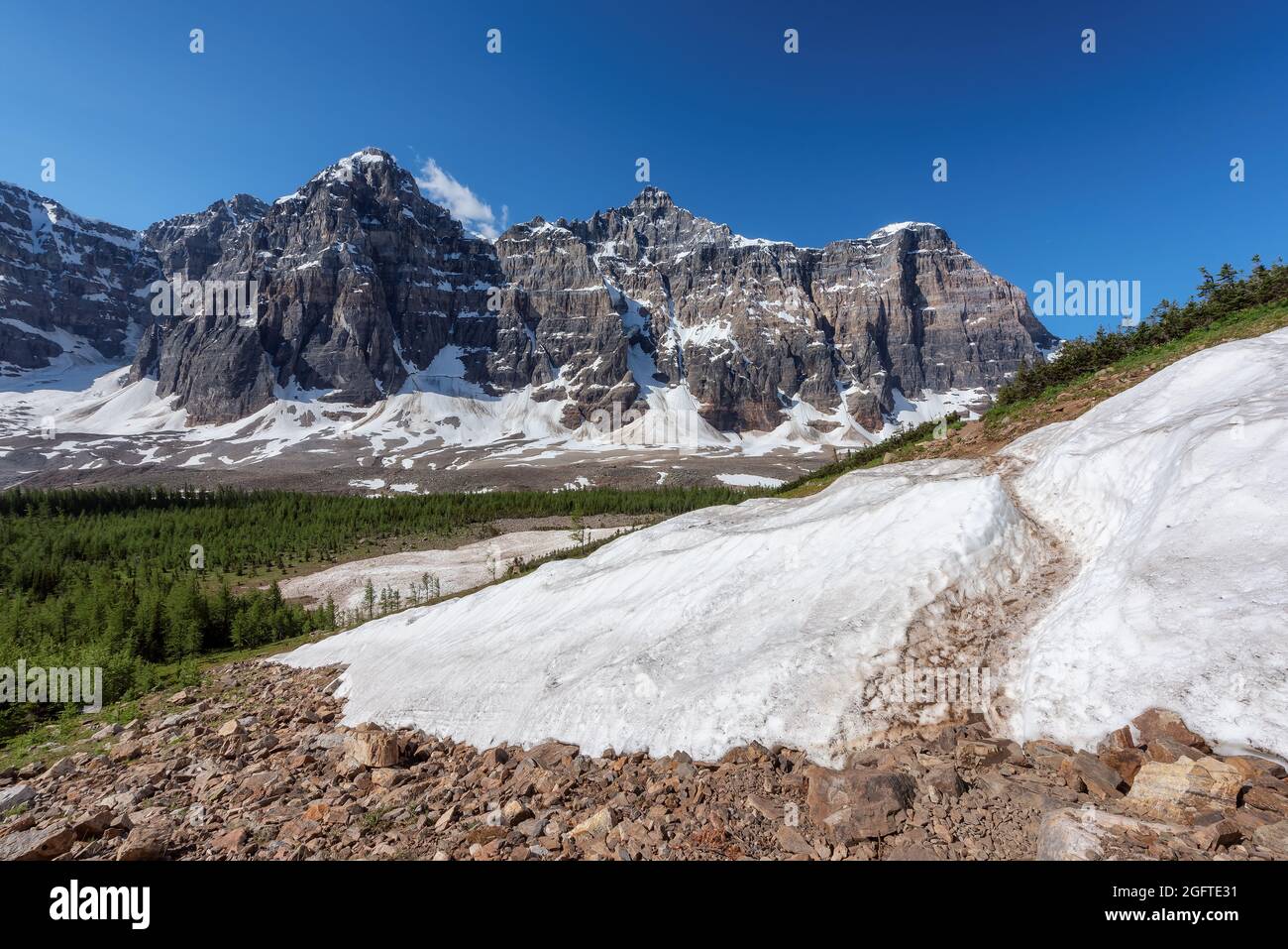 Panoramablick auf den Touristenwanderweg in den verschneiten kanadischen Rockies, Banff National Park, Kanada. Stockfoto