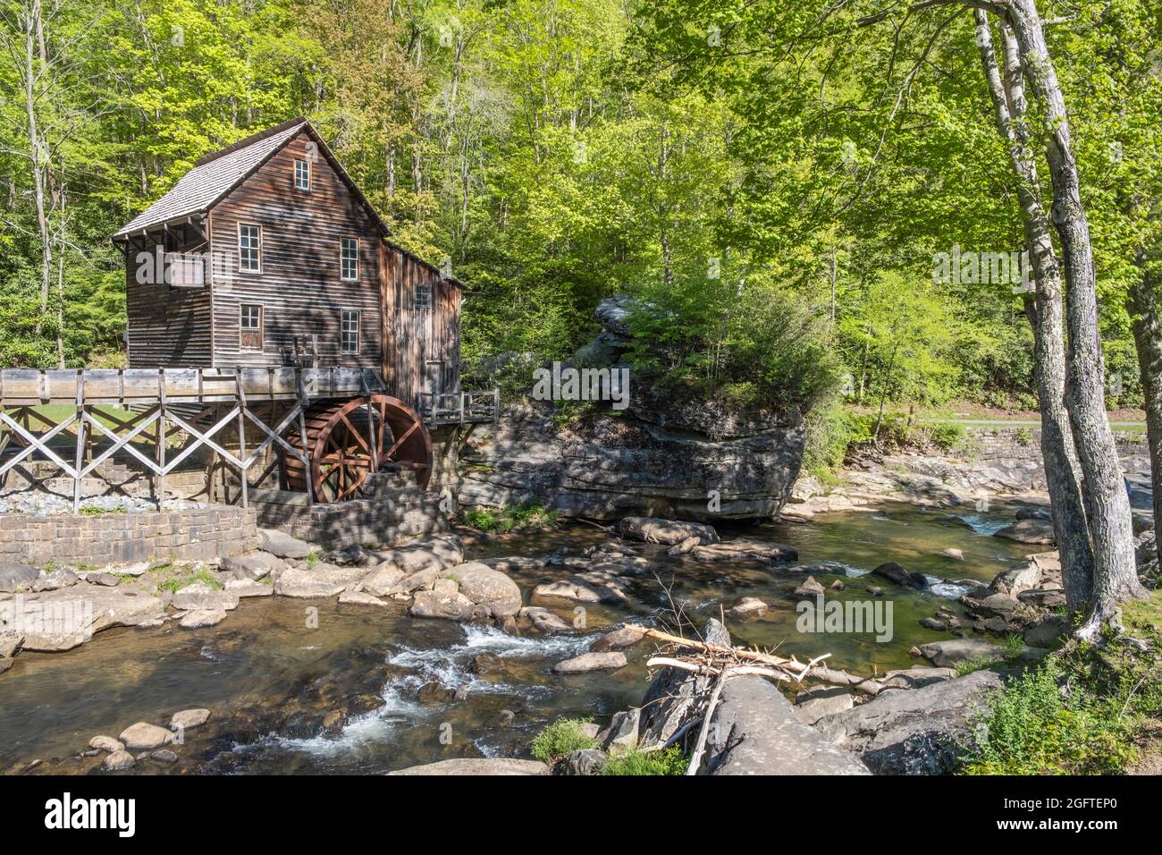 Glade Creek Grist Mill, Babcock State Park, West Virginia, Frühsommer. 1976 aus Teilen alter Schiefermühlen aus dem ganzen Staat wieder zusammengesetzt. Stockfoto