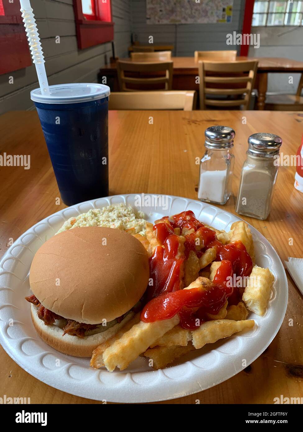 Cass, West Virginia. Mittagessen: Pulled Pork Sandwich, Pommes Frites, Cole Slaw mit Getränken. Stockfoto