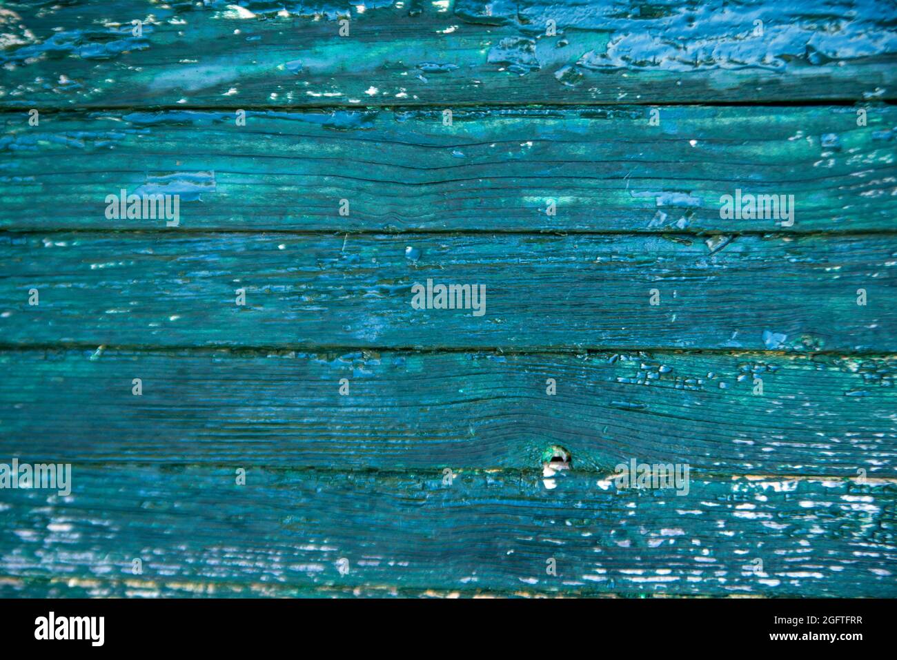 Außenwand aus alten, blau gefärbten Holzbrettern Stockfoto