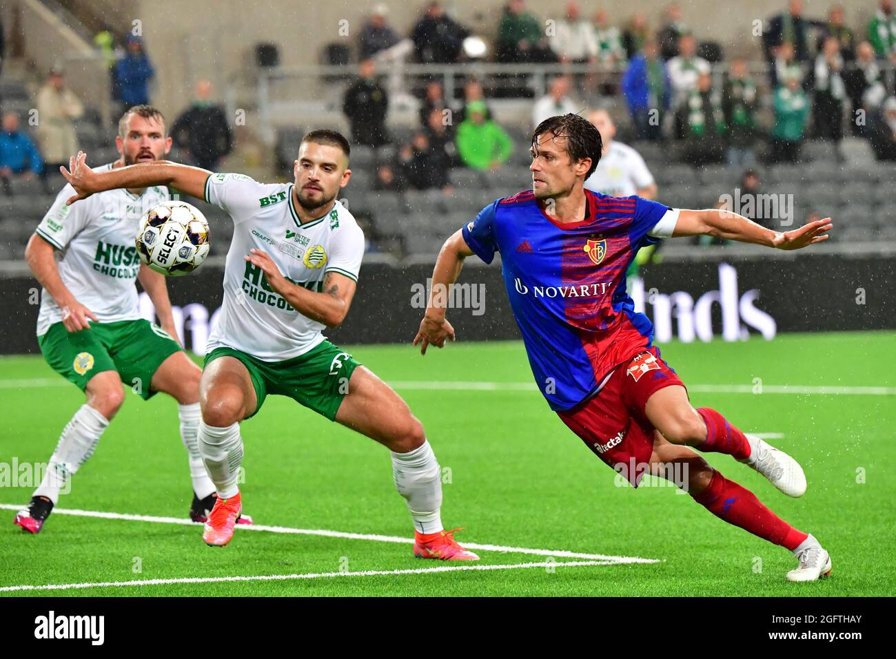 Hammarby´s Vladimir Rodic und Basel´s Valentin Stocker während des zweiten Play-offs der UEFA European Conference League zwischen Hammarby IF und dem FC Basel in der Tele2 Arena in Stockholm, Schweden, am 26. August 2021. Foto: Jonas Ekstromer / TT kod 10030 Stockfoto