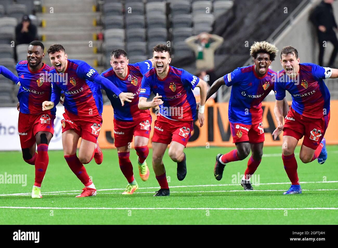 Basler Spieler feiern nach dem Sieg über Hammarby, WENN sie das Play-offs-Spiel der UEFA European Conference League zwischen Hammarby IF und dem FC Basel am 26. August 2021 in der Tele2 Arena in Stockholm, Schweden, mit Strafen belegt haben. Foto: Jonas Ekstromer / TT kod 10030 Stockfoto