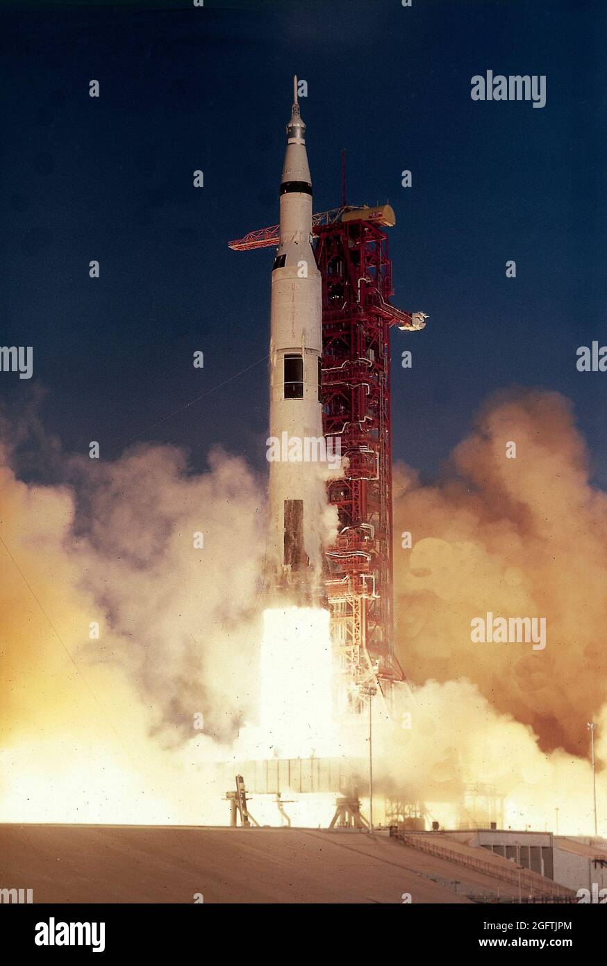 Am 21. Dezember 1968 hob das dritte Saturn-V-Trägerfahrzeug (SA-503) für die Apollo-8-Mission vom Launch Complex 39A im Kennedy Space Center ab. Das erste bemannte Saturn-V-Fahrzeug mit einer Besatzung von drei Astronauten, Frank Borman, James A. Lovell, Jr. und William anders, Entkam der Schwerkraft der Erde, reiste in die Mondumgebung und umkreiste den Mond Stockfoto