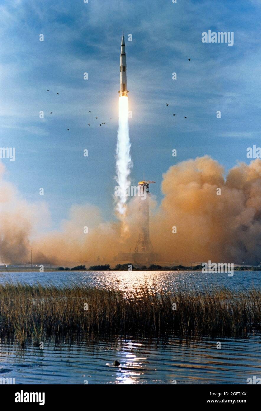 (21. Dezember 1968)--- das Raumfahrzeug Apollo 8 (Raumschiff 103/Saturn 503) wird von Pad A, Launch Complex 39, Kennedy Space Center (KSC), am 21. Dezember 1968 um 7:51 Uhr (EST) gestartet. Die Besatzung der Apollo 8-Mondbahnmission sind die Astronauten Frank Borman, Kommandant; James A. Lovell Jr., Kommandomodulpilot; und William A. anders, Mondmodulpilot. Apollo 8 ist der erste bemannte Saturn V Launch Stockfoto