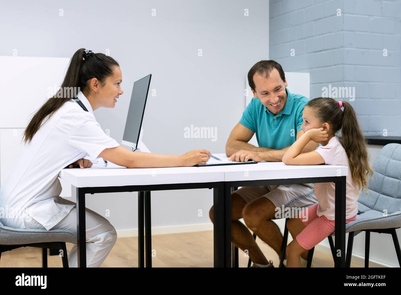 Kid Health Check. Vater Und Kleinkind Beim Arzt Stockfoto