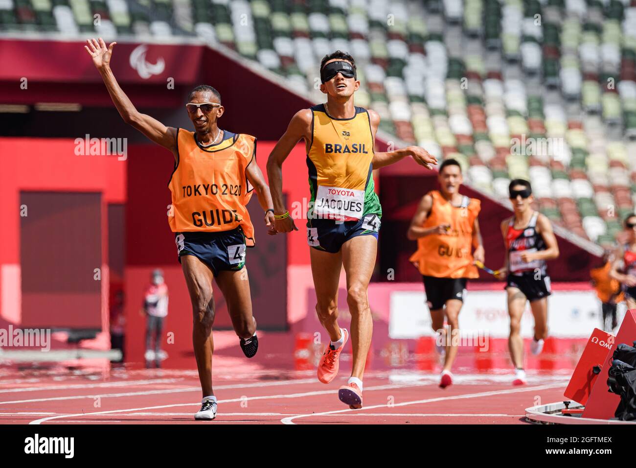 TOKIO, JAPAN. August 2021. Yeltsin Jacques (BRA) tritt am Freitag, den 27. August 2021 in TOKIO, JAPAN, beim Leichtathletik-Finale der Paralympischen Spiele von Tokio 2020 im Finale der Männer über 5000 m bis T11 im Olympiastadion an. Kredit: Taka G Wu/Alamy Live Nachrichten Stockfoto