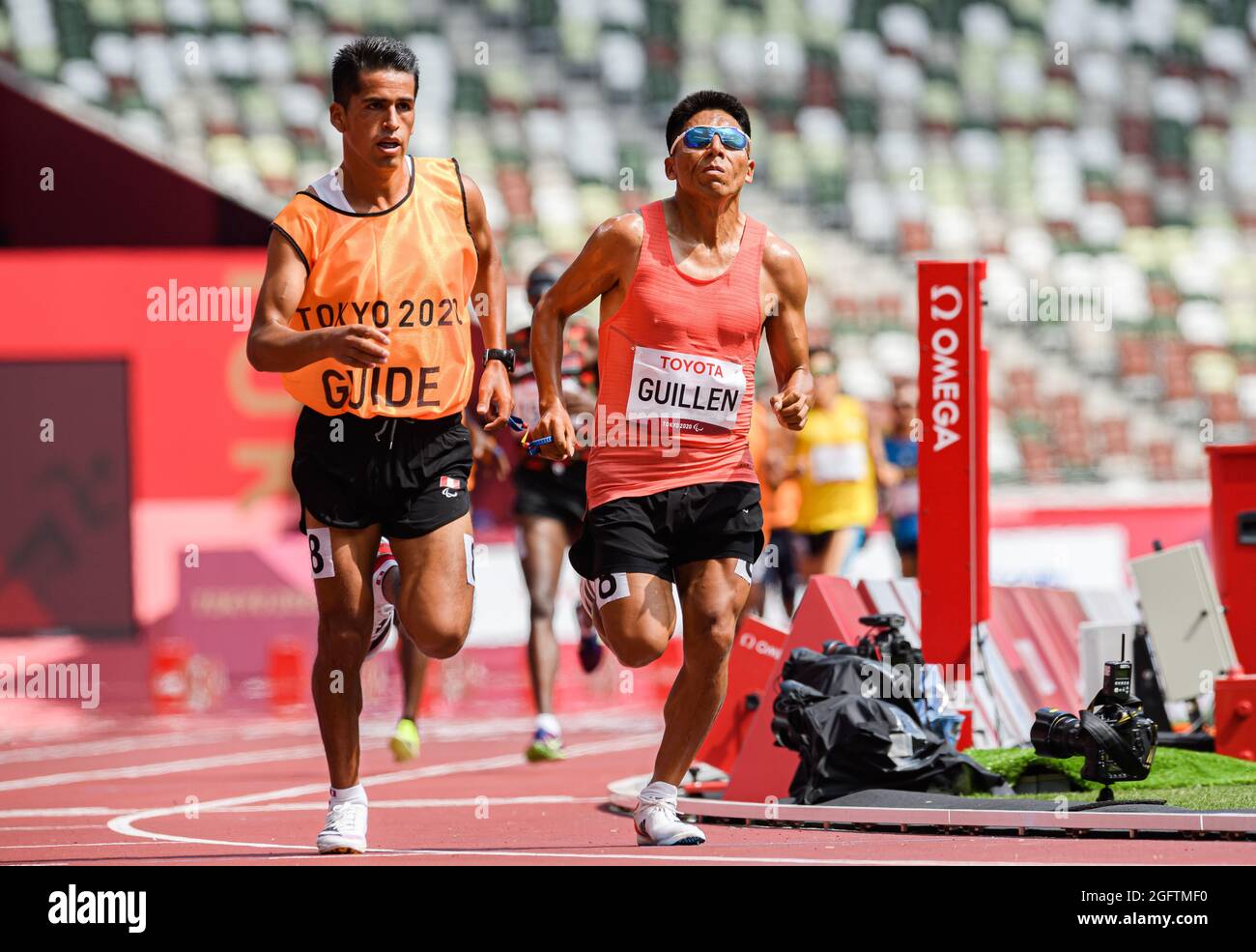 TOKIO, JAPAN. August 2021. GUILLEN Rosbil aus Peru tritt am Freitag, den 27. August 2021 in TOKIO, JAPAN, im Leichtathletik-Finale der Paralympischen Spiele von Tokio 2020 im Finale der Männer im 5000 m-T11 im Olympiastadion an. Kredit: Taka G Wu/Alamy Live Nachrichten Stockfoto