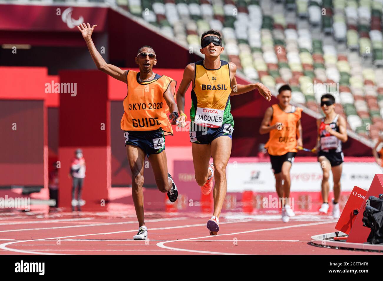 TOKIO, JAPAN. August 2021. Yeltsin Jacques (BRA) tritt am Freitag, den 27. August 2021 in TOKIO, JAPAN, beim Leichtathletik-Finale der Paralympischen Spiele von Tokio 2020 im Finale der Männer über 5000 m bis T11 im Olympiastadion an. Kredit: Taka G Wu/Alamy Live Nachrichten Stockfoto