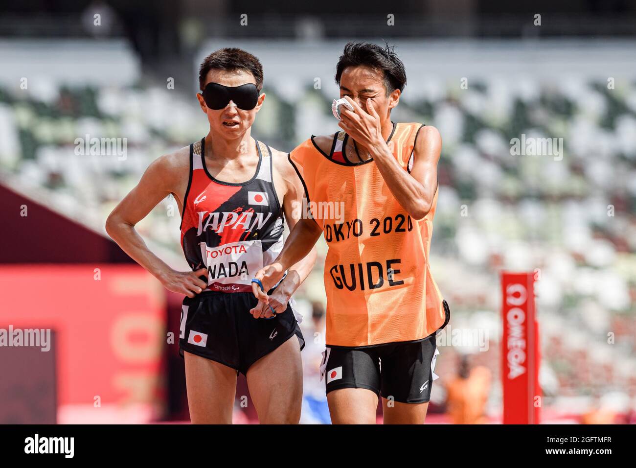 TOKIO, JAPAN. August 2021. Shinya Wada aus Japan tritt am Freitag, den 27. August 2021 in TOKIO, JAPAN, beim Leichtathletik-Finale der Paralympischen Spiele von Tokio 2020 im Finale der Männer im 5000 m-T11 im Olympiastadion an. Kredit: Taka G Wu/Alamy Live Nachrichten Stockfoto