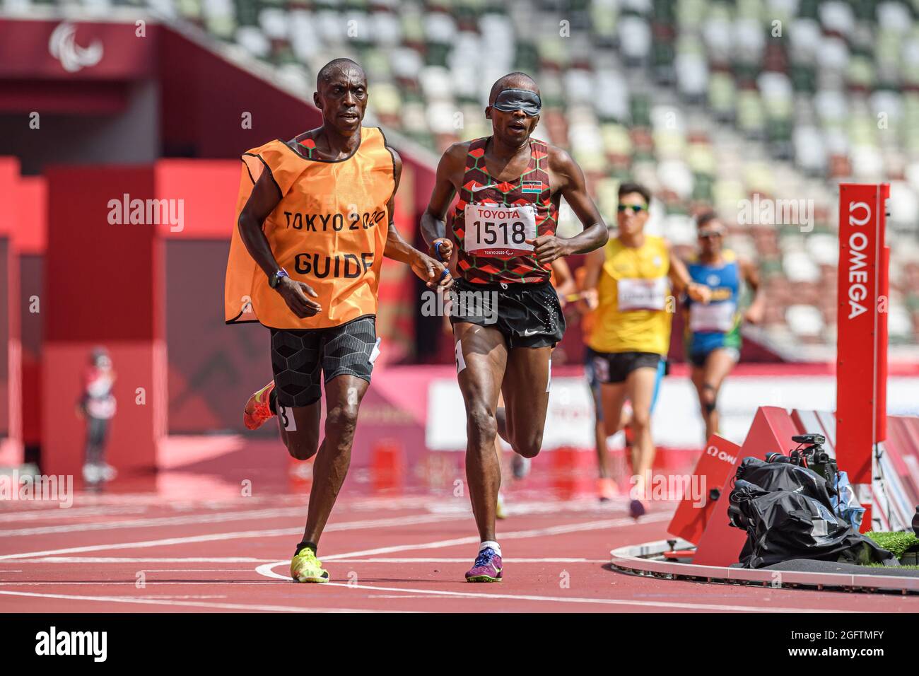 TOKIO, JAPAN. August 2021. Der Kenianer BII Wilson tritt am Freitag, den 27. August 2021 in TOKIO, JAPAN, im Leichtathletik-Finale der Paralympischen Spiele von Tokio 2020 im Finale der Männer im 5000 m-T11 im Olympiastadion an. Kredit: Taka G Wu/Alamy Live Nachrichten Stockfoto