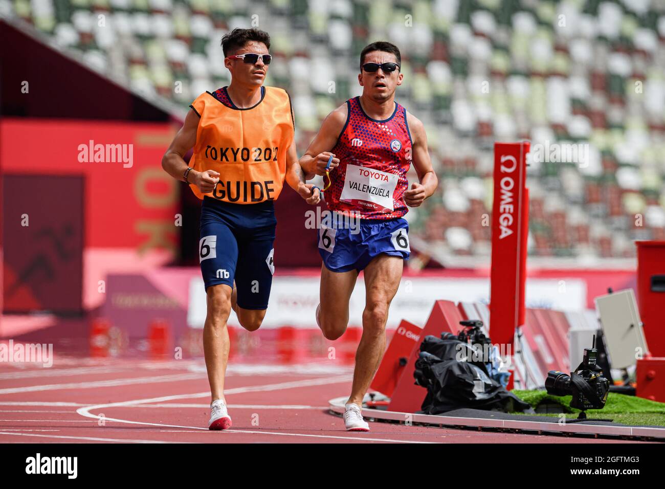 TOKIO, JAPAN. August 2021. Cristian Valenzuela aus Chile startet am Freitag, den 27. August 2021, im olympischen Stadion IN TOKIO, JAPAN, im Finale der Paralympischen Spiele von Tokio 2020 mit 5000 m und T11 im Leichtathletik-Finale der Männer. Kredit: Taka G Wu/Alamy Live Nachrichten Stockfoto