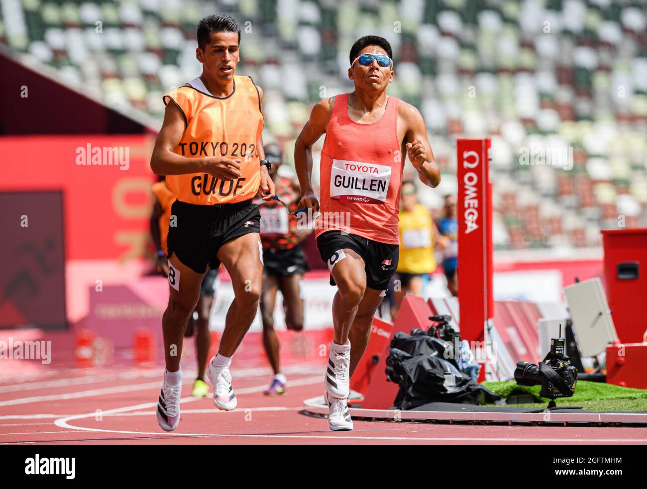 TOKIO, JAPAN. August 2021. GUILLEN Rosbil aus Peru tritt am Freitag, den 27. August 2021 in TOKIO, JAPAN, im Leichtathletik-Finale der Paralympischen Spiele von Tokio 2020 im Finale der Männer im 5000 m-T11 im Olympiastadion an. Kredit: Taka G Wu/Alamy Live Nachrichten Stockfoto