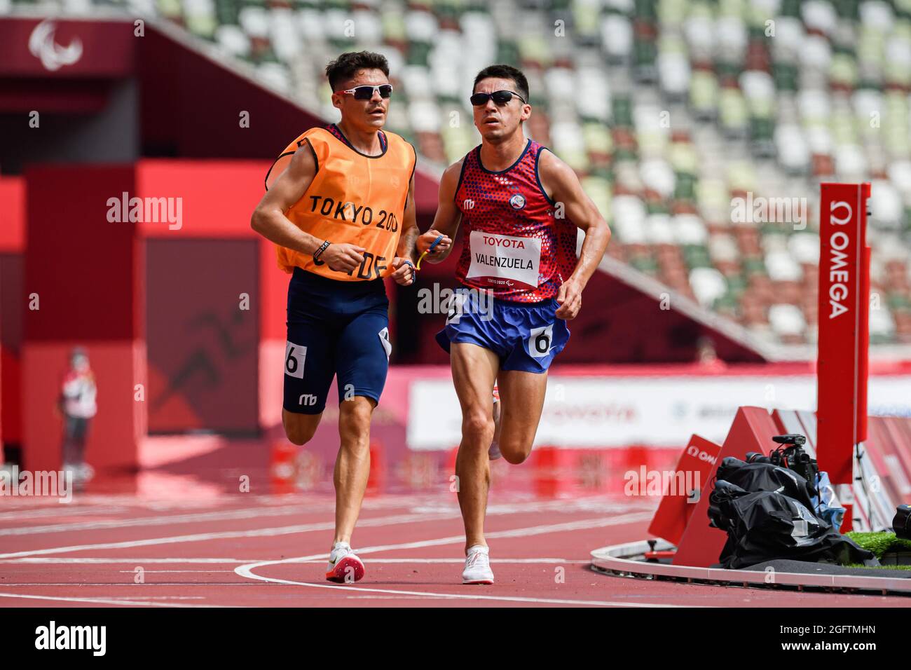TOKIO, JAPAN. August 2021. Cristian Valenzuela aus Chile startet am Freitag, den 27. August 2021, im olympischen Stadion IN TOKIO, JAPAN, im Finale der Paralympischen Spiele von Tokio 2020 mit 5000 m und T11 im Leichtathletik-Finale der Männer. Kredit: Taka G Wu/Alamy Live Nachrichten Stockfoto