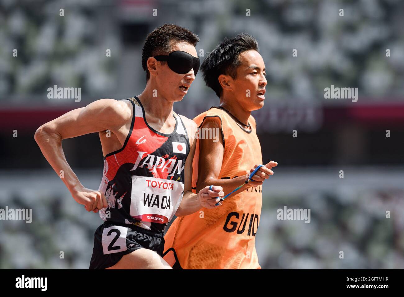 TOKIO, JAPAN. August 2021. Shinya Wada aus Japan tritt am Freitag, den 27. August 2021 in TOKIO, JAPAN, beim Leichtathletik-Finale der Paralympischen Spiele von Tokio 2020 im Finale der Männer im 5000 m-T11 im Olympiastadion an. Kredit: Taka G Wu/Alamy Live Nachrichten Stockfoto