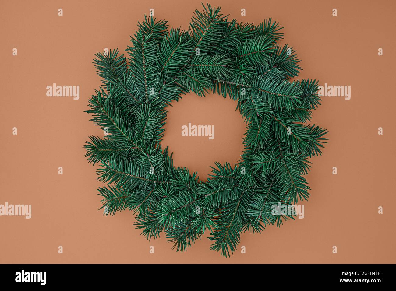 Grüner Tannenbaum Weihnachtskranz auf beigem Hintergrund Stockfoto