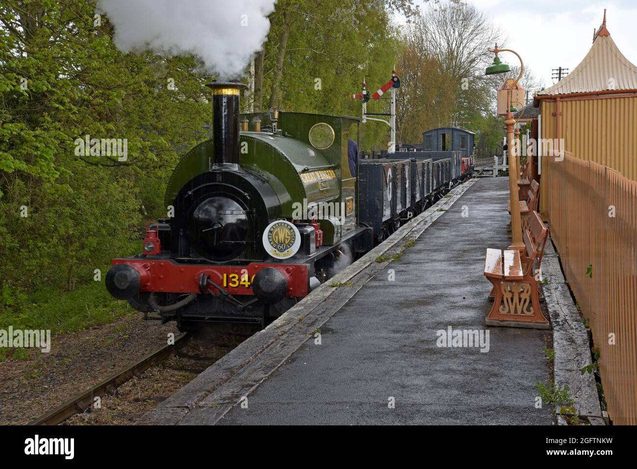 GWR-Satteltank-Dampflok 1340 „Trojan“ auf dem Bahnsteig im Didcot Railway Center, Oxfordshire Stockfoto