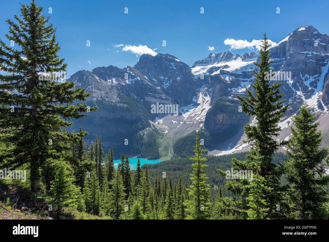 Malerische Aussicht auf den Touristenwanderweg in den sonnigen kanadischen Rockies, Banff National Park, Kanada. Stockfoto