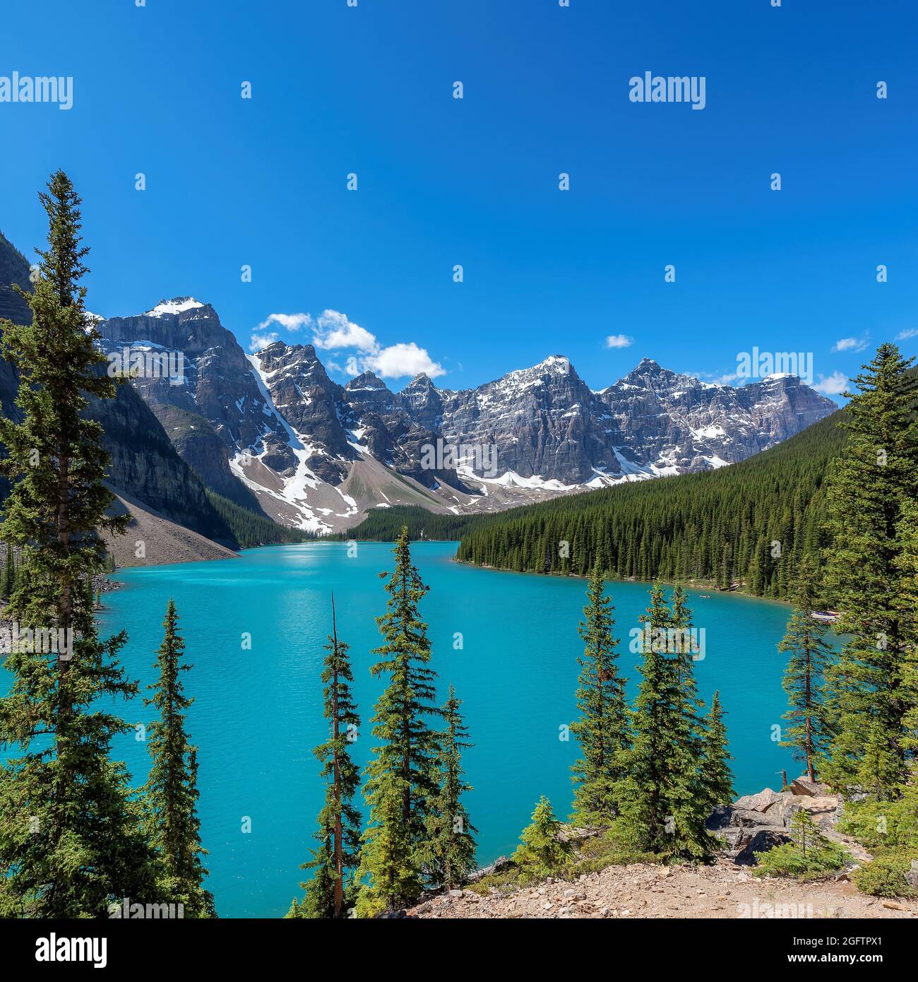 Wunderschönes türkisfarbenes Wasser des Moraine Lake in den Rocky Mountains, Banff National Park, Kanada. Stockfoto