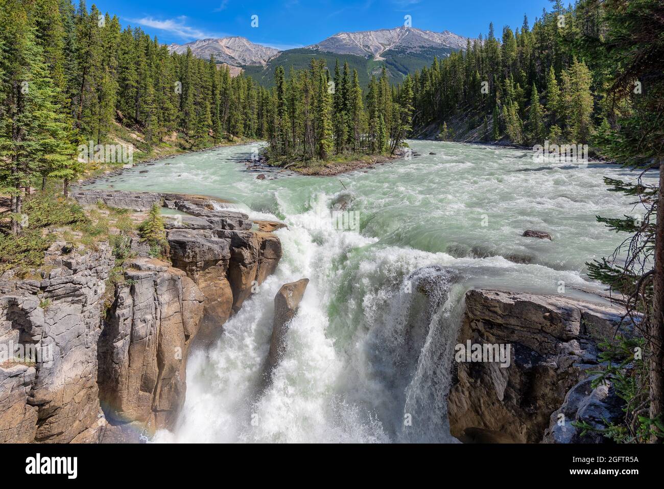 Spektakuläre Aussicht auf die Sunwapta-Wasserfälle im Jasper National Park, Alberta, Kanada. Stockfoto