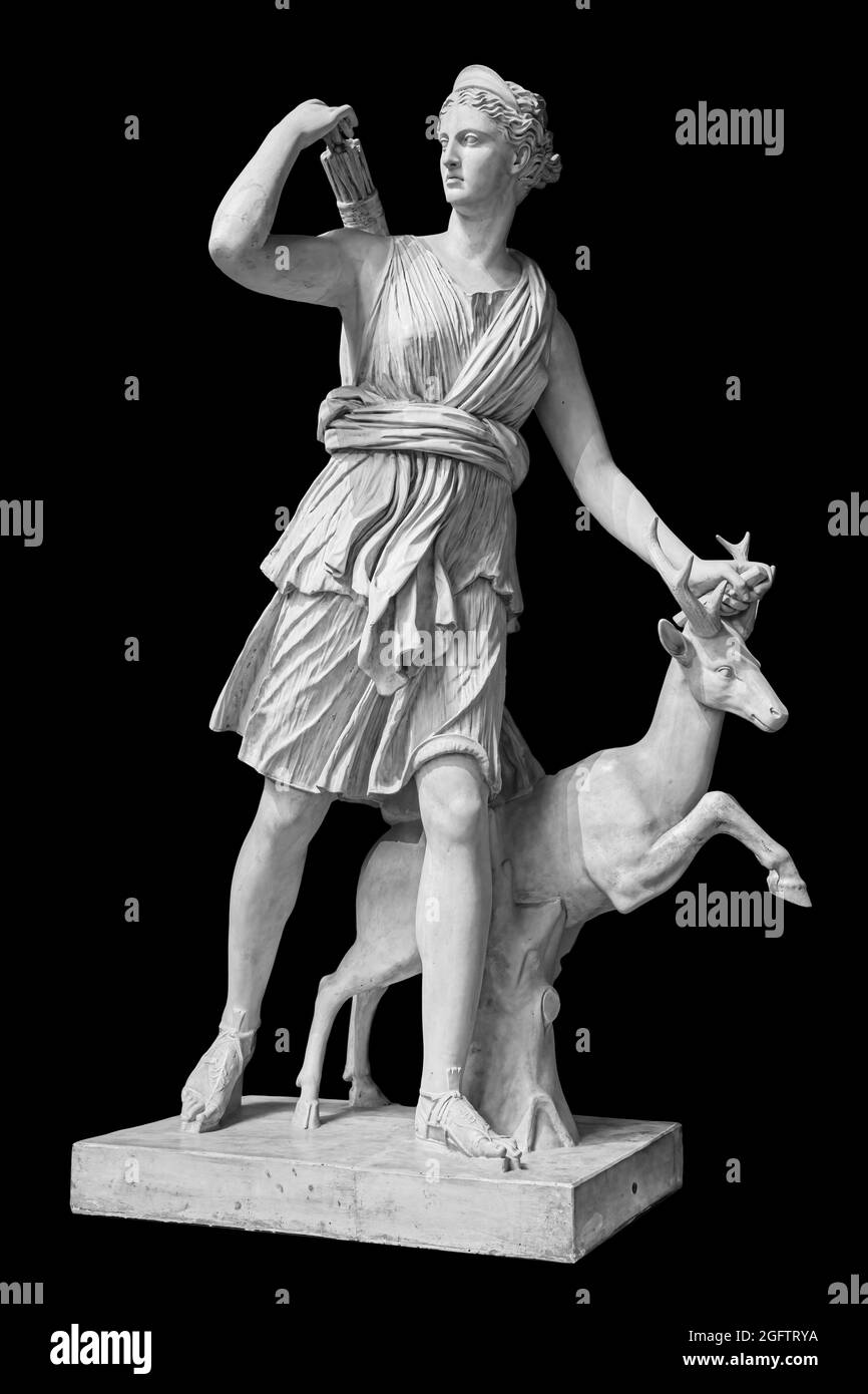 Antike Skulptur Diana Artemis. Göttin des Mondes, Tierwelt, Natur und Jagd. Klassische weiße Marmorstatuette isoliert auf schwarzem Hintergrund Stockfoto